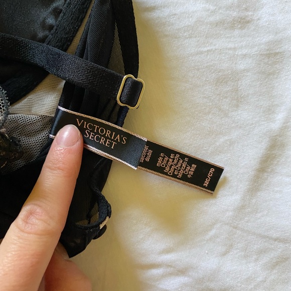 Victoria's Secret Black & Nude Dot Lace Ruched
Longline Bra - Picture 7 of 7